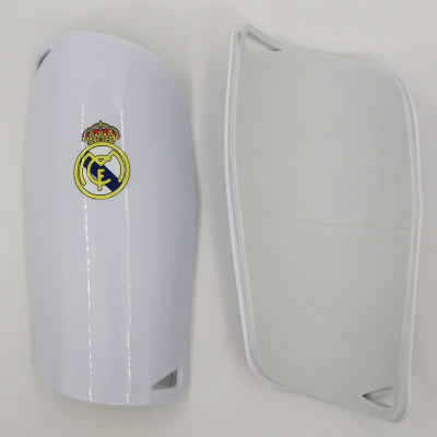 Par de caneleiras brancas com emblema do Real Madrid