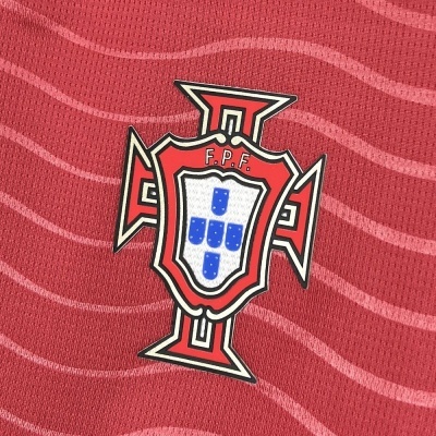 Emblema F.P.F. em tecido vermelho ondulado