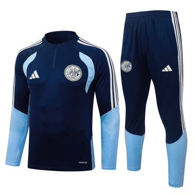 Conjunto de treino Adidas azul escuro e azul claro com calças e parte superior, logótipos e emblemas em branco