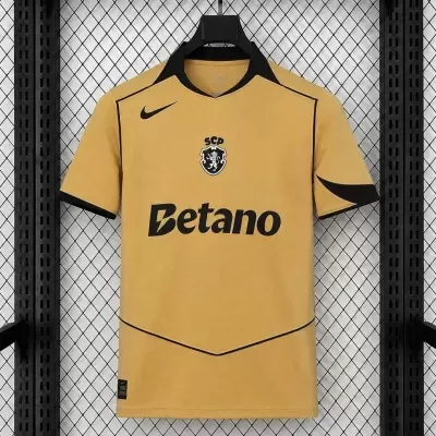 Camisola de futebol amarela com logotipos SCP e Betano e detalhes em preto