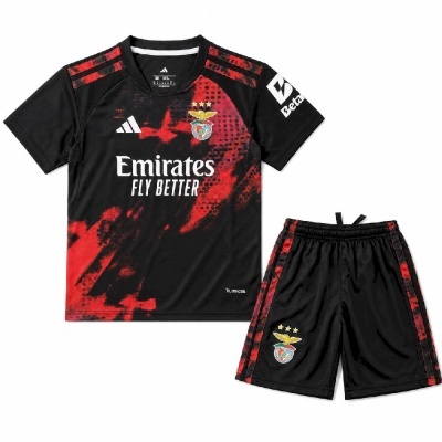 Conjunto desportivo preto com padrões vermelhos, logótipos do Benfica e Adidas e textos promocionais no peito e nas mangas