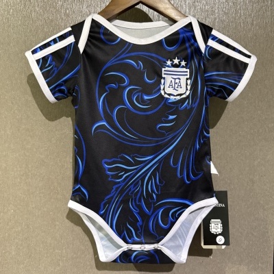 Body de bebé preto com padrão azul e acabamento branco, símbolo AFA no peito.