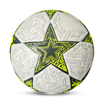 bola de futebol branca com estrela verde escura e detalhes amarelos