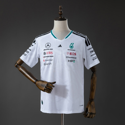 T-shirt desportiva branca com logótipos de marcas e gola detalhada
