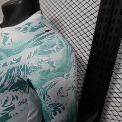 T-shirt de manga comprida verde água e branca em manequim preto