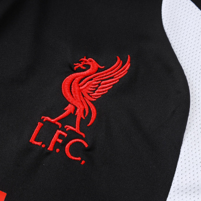 tecido preto com logótipo vermelho bordado L.F.C. e faixa branca texturada