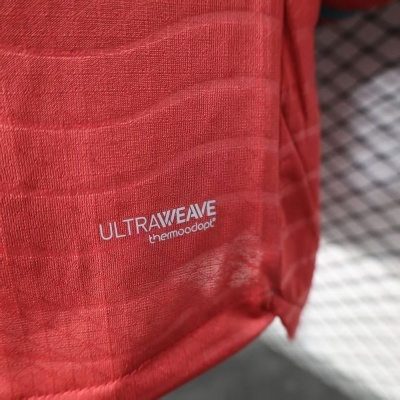 Detalhe de tecido vermelho com texto ULTRAWEAVE thermoadapt