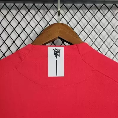 T-shirt desportiva vermelha com selo branco e símbolo preto na gola