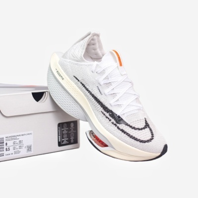 Ténis de corrida brancos Nike Air Zoom Alphafly Next% 2 com swoosh preto e etiqueta laranja sobre caixa branca