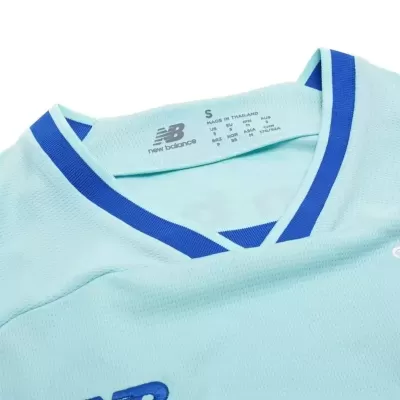 Camisola desportiva azul claro com gola em V azul escuro e etiqueta New Balance