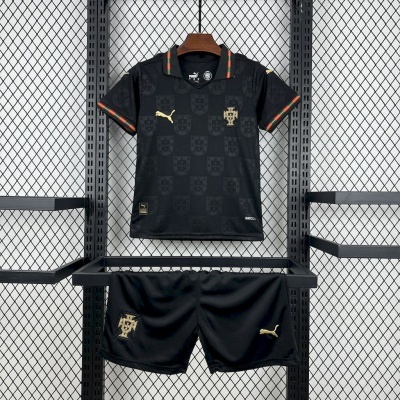 Conjunto de camisola e calções desportivos pretos da Puma com detalhes dourados e escudos de Portugal.
