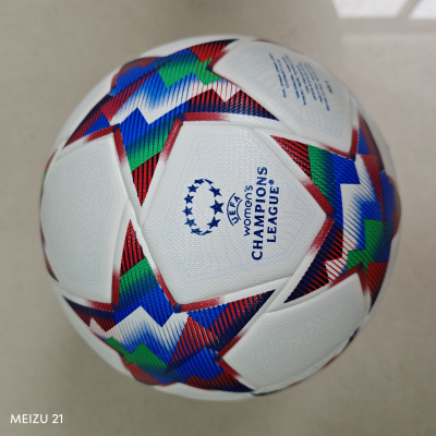 Bola de futebol UEFA Womens Champions League com padrões coloridos e texto azul