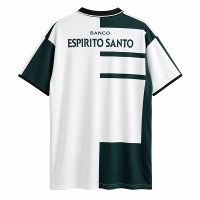 Camisola desportiva branca e verde escura com texto impresso nas costas