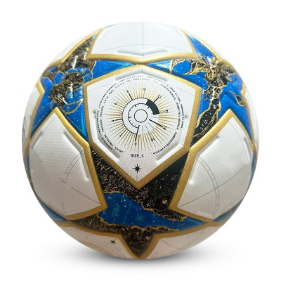 Bola de futebol branca com padrões azuis e dourados e texto Size 5