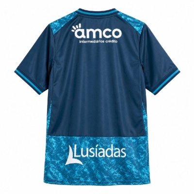 Camisola desportiva azul escuro com padrões azuis e textos brancos nas costas