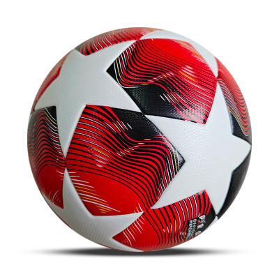 Bola de futebol branca, vermelha e preta com design de estrelas