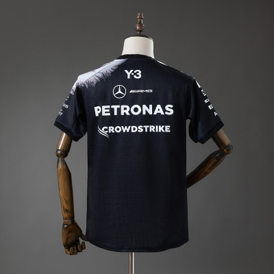 T-shirt preta com logos PETRONAS e Mercedes AMG nas costas