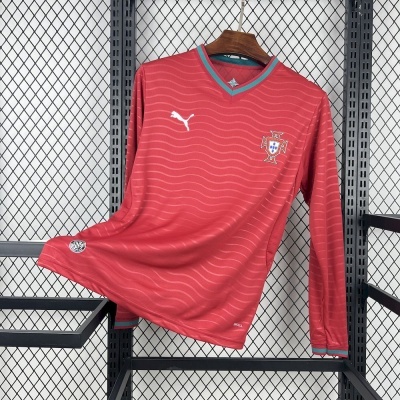 Camisola de futebol vermelha de manga comprida com padrão de ondas pendurada em cabide