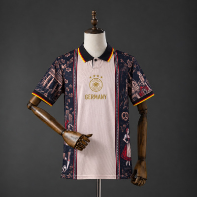 Polo temático da Alemanha com brasão dourado e padrões coloridos