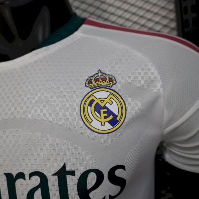 Camisola de futebol branca com emblema do Real Madrid em destaque