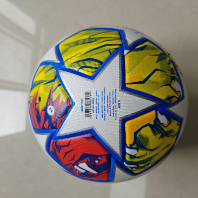 bola de futebol colorida com estrela branca e texto azul
