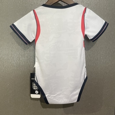 Body branco com detalhes vermelhos e azuis escuros pendurado num cabide