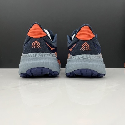 Ténis desportivos azul escuro com detalhes em laranja vistos de trás