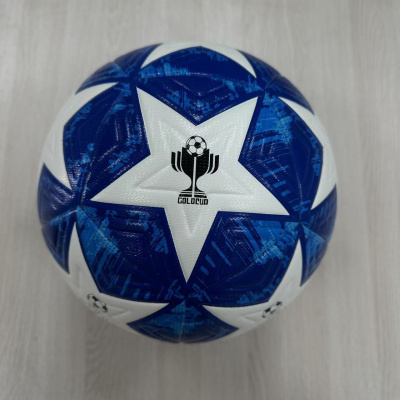 Bola de futebol azul e branca com padrão de estrelas e logótipo preto