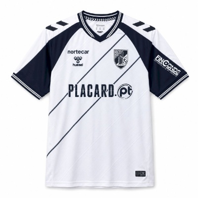 Camisola de futebol branca e preta com logotipos e emblema