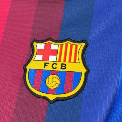 Camisola de futebol FC Barcelona com emblema bordado