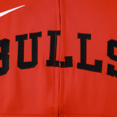 Peça de vestuário vermelha com texto BULLS e logo Nike branco