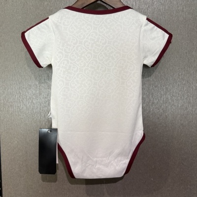 Body branco com padrões arabescos e detalhes bordô pendurado