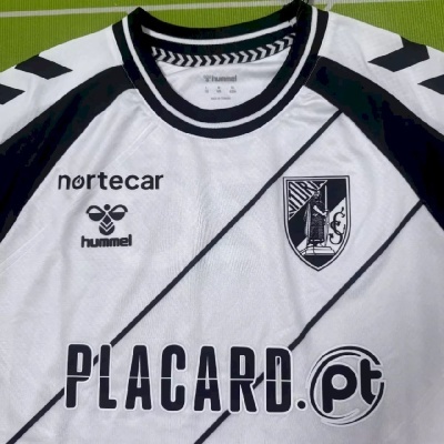 Camisola desportiva branca com detalhes em preto e logos na frente