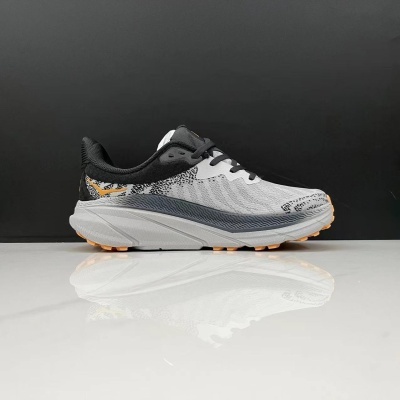 Ténis desportivos cinza e preto com detalhes laranja