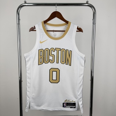 Camisola branca de basquetebol com texto Boston e número 0 dourado pendurada