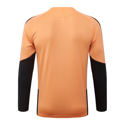 Camisola desportiva laranja e preta de manga comprida vista de trás