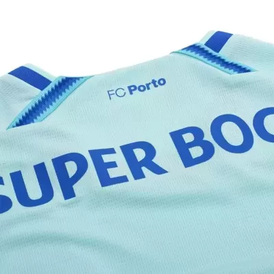T-shirt desportiva azul clara com texto FC Porto e SUPER BOO em azul