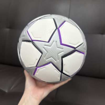 Bola de futebol branca e prata com padrão de estrela