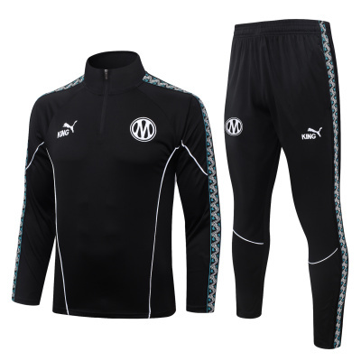 Conjunto desportivo preto com faixas laterais e logos PUMA e KING