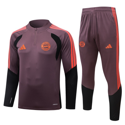 Conjunto desportivo roxo com preto e vermelho com logótipos do FC Bayern Munchen e Adidas