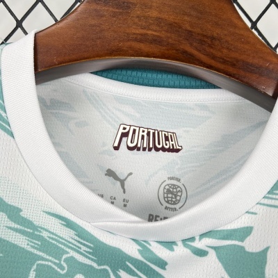 Camisola de futebol Portugal da Puma, padrão verde água e branco, gola redonda branca, cabide de madeira