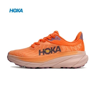 Ténis de corrida HOKA laranja com sola bege