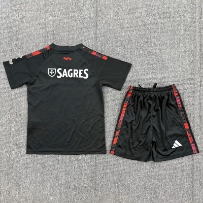 Conjunto desportivo infantil preto com padrão vermelho e logótipos SAGRES e Adidas