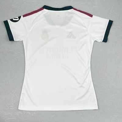 T-shirt desportiva branca com detalhes pretos e bordô em fundo cinza