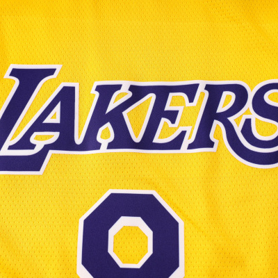 Peça de vestuário amarelo com texto LAKERS e número 8 em azul e branco