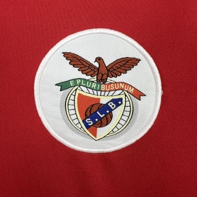 Emblema bordado S.L.B. em tecido vermelho