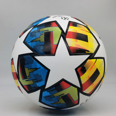 Bola de futebol com design colorido de estrelas e formas geométricas