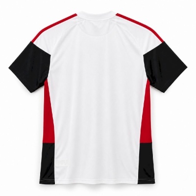 T-shirt masculina branca com detalhes vermelhos e pretos