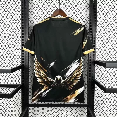 T-shirt preta com estampa de águia e detalhes em amarelo