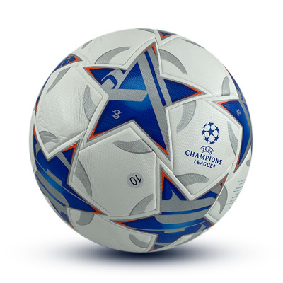 Bola de futebol branca da UEFA Champions League com estrelas azuis e detalhes cinzentos e laranja.